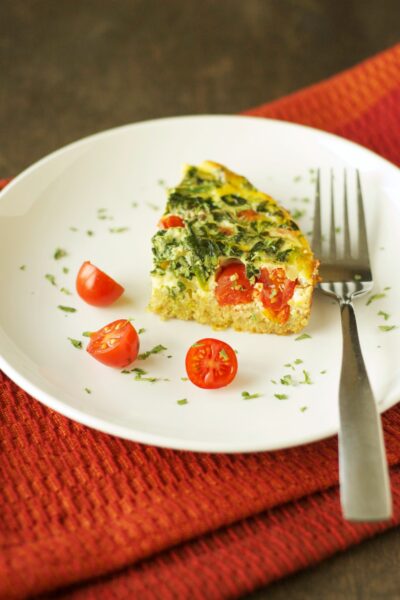 Slow Cooker Quinoa Breakfast Casserole with Tomatoes and Spinach
