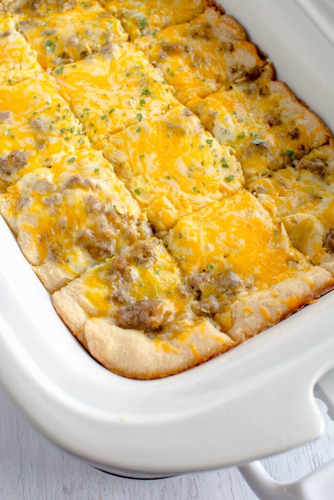 https://slowcookergourmet.net/wp-content/uploads/2014/11/Crockpot-Easy-Breakfast-Casserole-2-683x1024.jpg