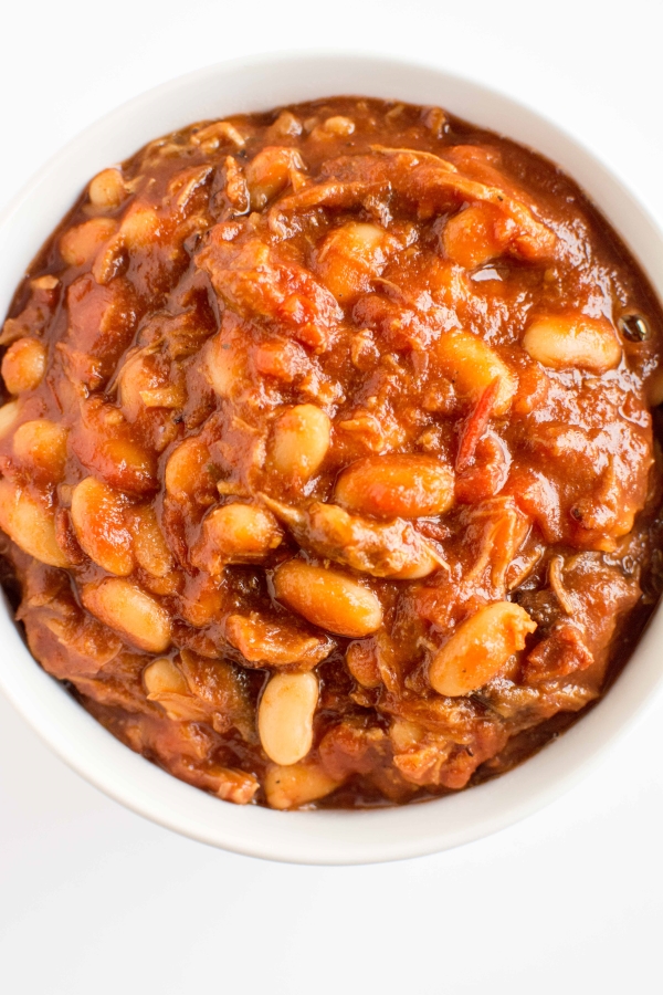 baked beans in white bowl 