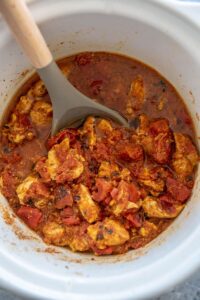 round slow cooker with moroccan chicken with tomatoes