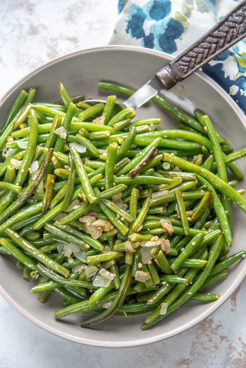 green beans garlic and seasonings in bowlin a 