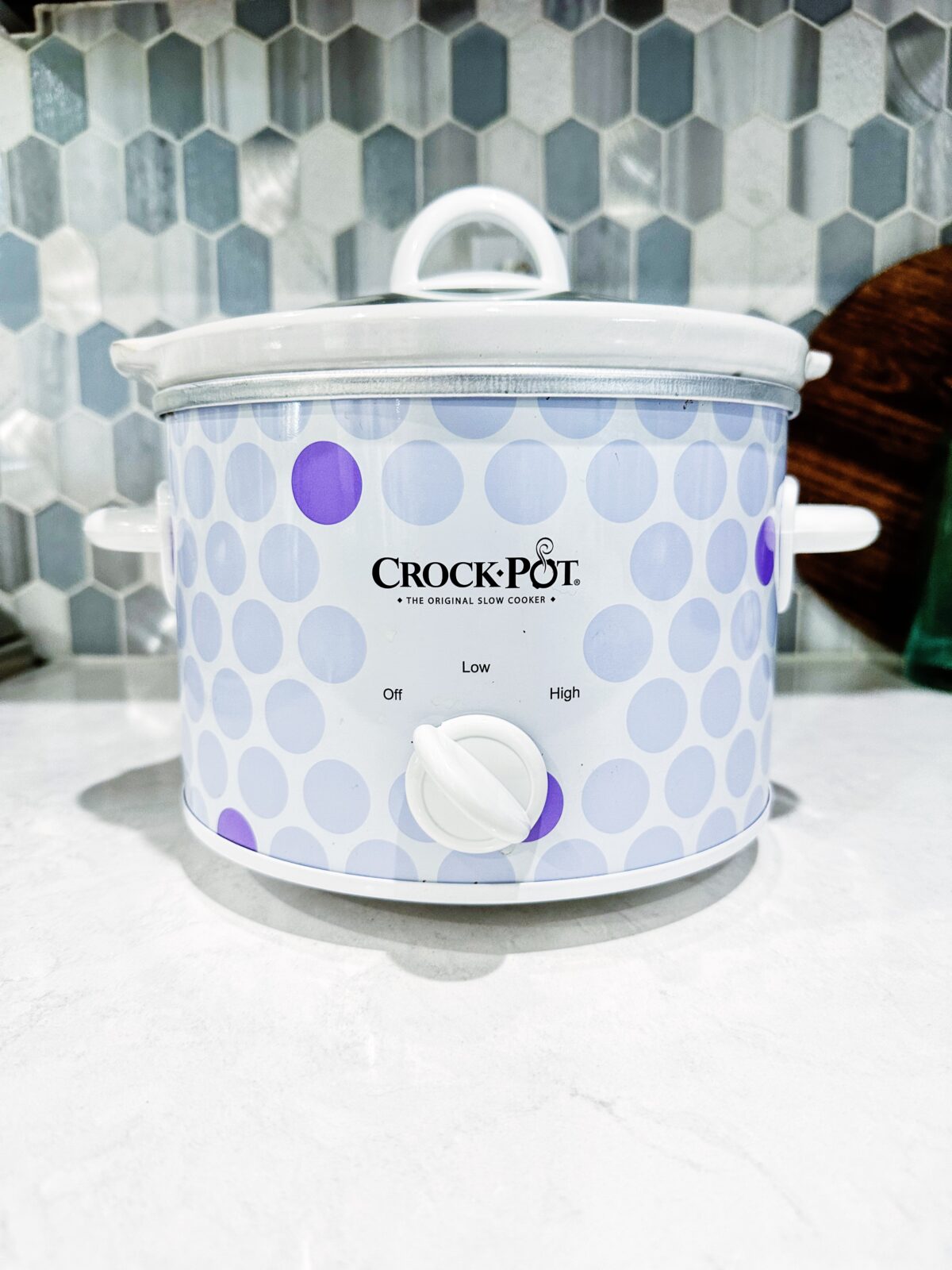 2.5 quart round slow cooker with purple dots